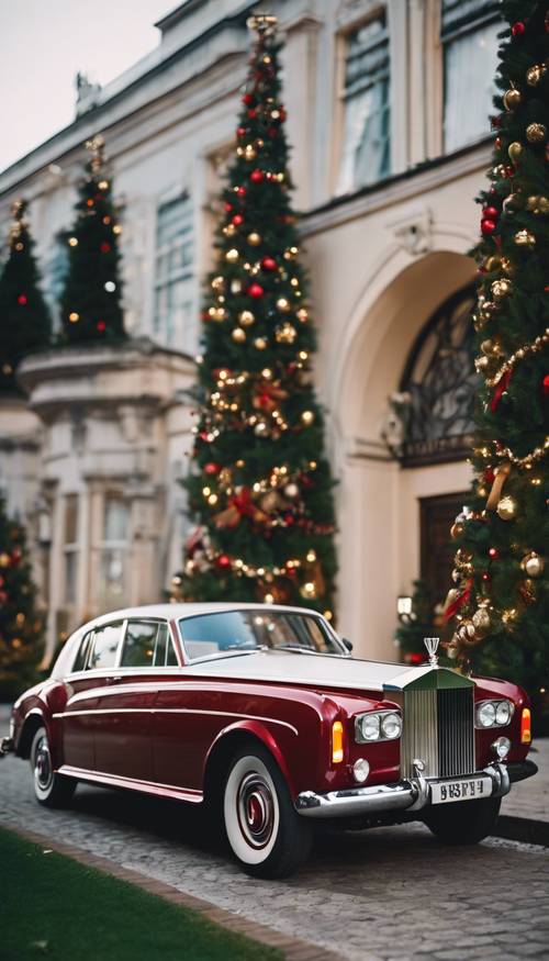 Vintage-Weihnachtsszene im adretten Stil mit einem klassischen Rolls-Royce, geschmückt mit einem Weihnachtskranz.