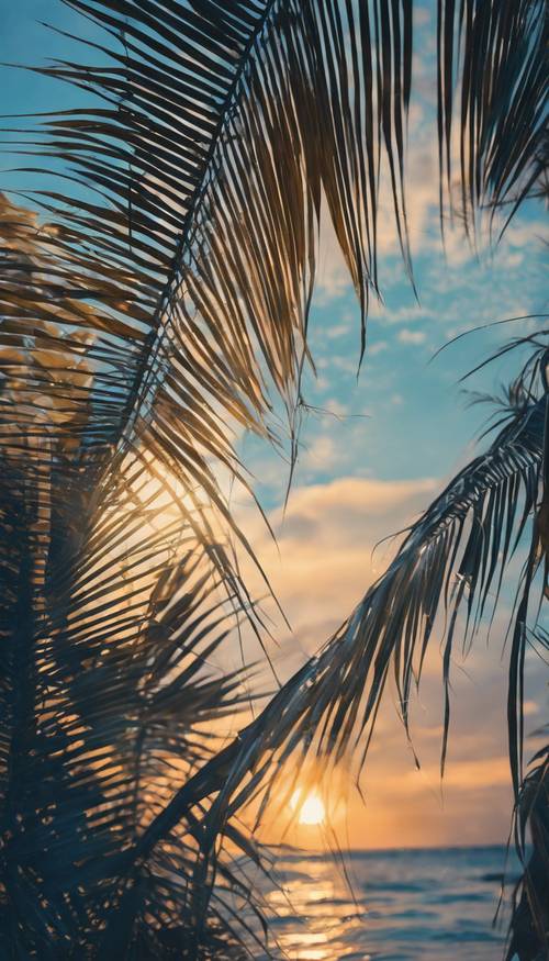 Foglie di palma blu contro il tramonto tropicale dorato.