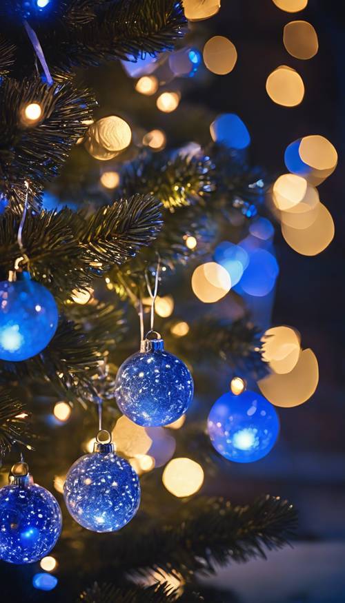 Une superbe décoration de Noël avec des lumières et des décorations bleues