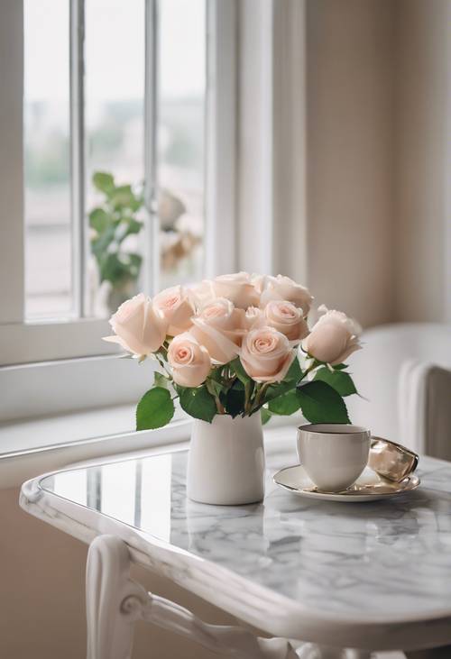 שולחן שיש קרם אלגנטי עם אגרטל של ורדים טריים ועליו ספל קפה מסוגנן, יושב ליד חלון.