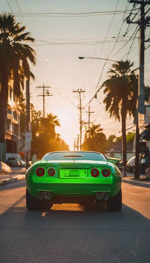 Una calle suburbana al amanecer, mezclándose con los primeros rayos de sol, reflejados en un auto deportivo verde neón estacionado.