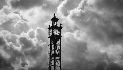Uma antiga torre do relógio recortada em silhueta contra um pano de fundo de nuvens rodopiantes em paleta monocromática.