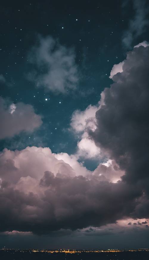 Ciel de minuit partiellement obscurci par des nuages ​​gonflés lents.