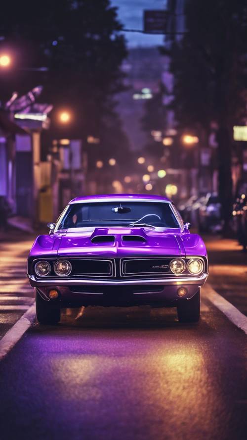 Une muscle car violette classique participant à une course de rue animée la nuit.