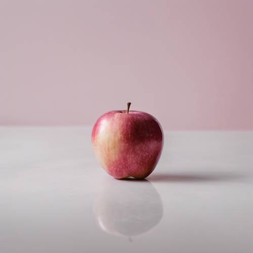 Sade beyaz bir arka plan üzerinde tek, görkemli bir Pink Lady elması - doğanın sadeliğinin simgesi.