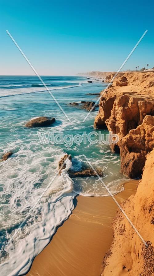 晴れたビーチの断崖とターコイズ色の波