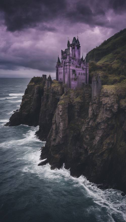 Samotny fioletowy gotycki zamek położony pomiędzy ciemnymi klifami pod burzliwym niebem.