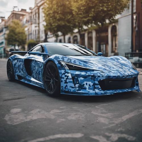 Carro esportivo envolto em vinil de camuflagem azul estacionado na beira da rua.