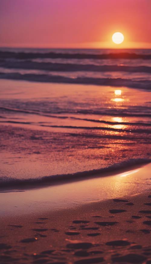 Ein beeindruckender Sonnenuntergang mit verschiedenen Rot-, Gold- und Lilatönen, der lange Schatten auf einen ruhigen Strand wirft.