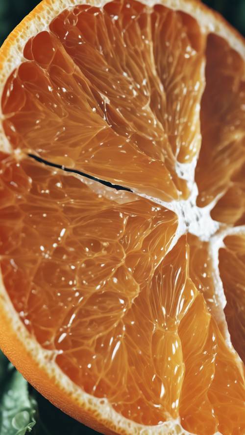 Olgun, sulu bir portakalın yakından görünüşü, iç kısımlarını ortaya çıkaracak şekilde açılmış. duvar kağıdı [05d2258b23024f70b9ca]