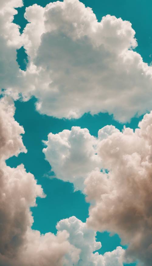 Um aglomerado de nuvens bege fofas em um céu azul turquesa.