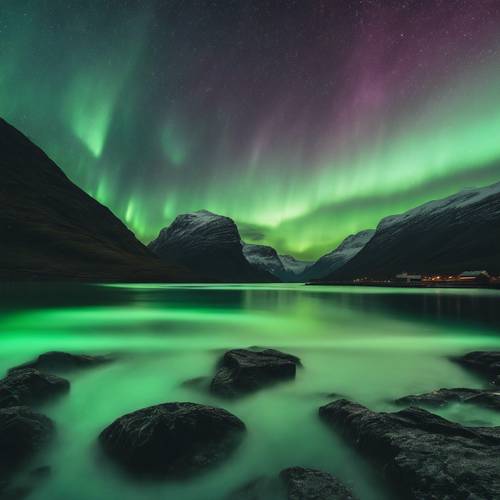 Um fiorde sob a mística aurora boreal, sua beleza silenciosa realçada por uma aura verde relaxante.