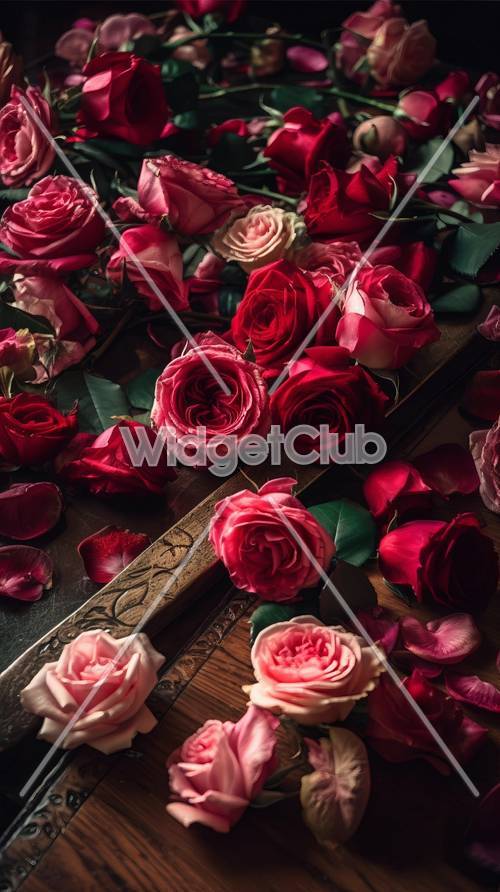 Hermosas rosas sobre mesa de madera