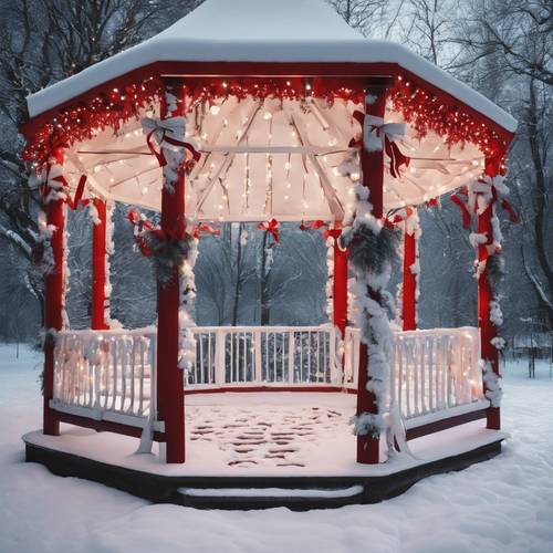 Ein gemütlicher, schneebedeckter, weißer Pavillon in einer ruhigen Parklandschaft, mit roten Weihnachtsschleifen geschmückt und von Laternen beleuchtet.