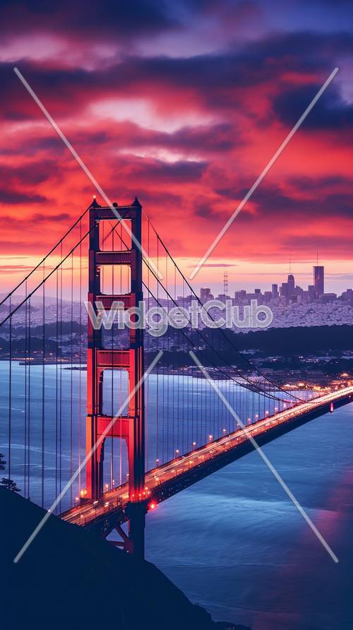 イコニックな赤い橋の上に沈む夕日の空