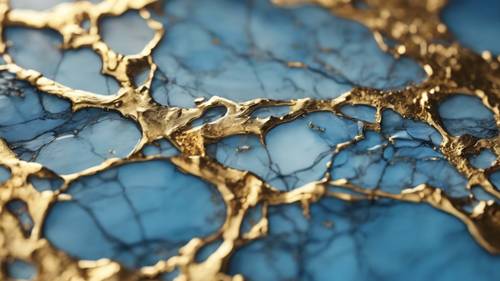 Eine abstrakte Studie einer blauen Marmoroberfläche, deren Risse mit reinem flüssigem Gold gefüllt sind.
