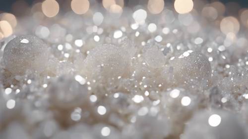 Uma foto macro de partículas de brilho branco mostrando suas formas complexas
