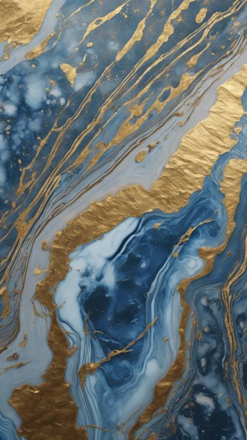 Вид сверху на гладкую поверхность синего мрамора, покрытую золотыми полосами.