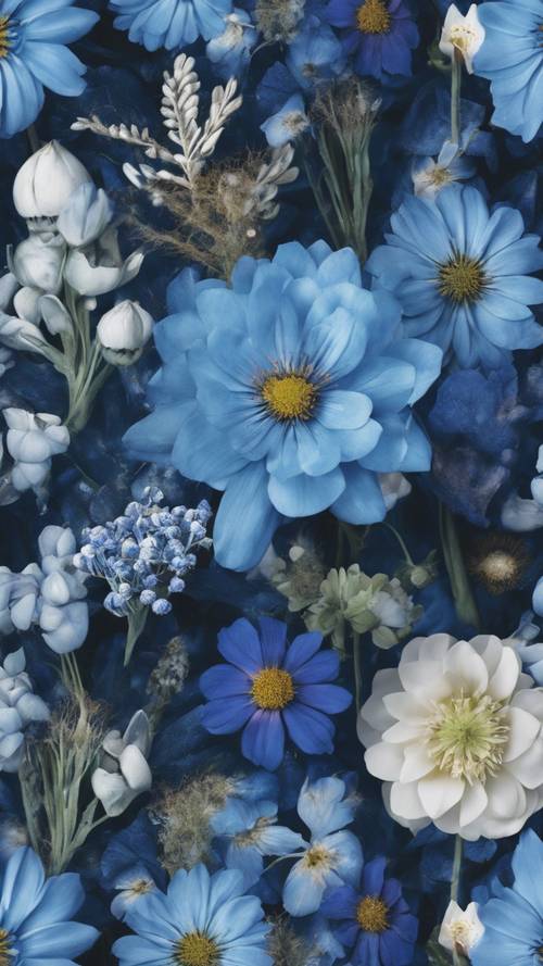 Botanik harikalar diyarı yaratan, çeşitli türlerle tamamen açmış mavi çiçeklerden oluşan sanatsal bir kolaj.