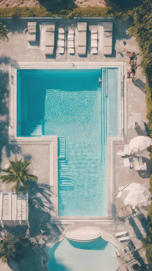 Una veduta aerea della piscina blu pastello in una giornata di sole.