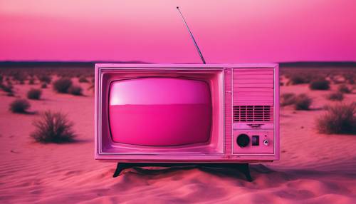 Stary telewizor pośrodku gorącej różowej pustyni, prezentujący estetykę pary.