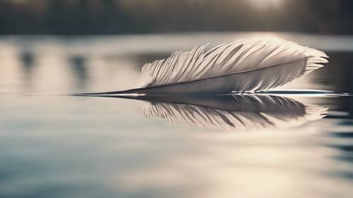 L&#39;immagine eterea di una piuma che galleggia su un lago calmo, con la citazione &quot;La semplicità è l&#39;essenza della felicità&quot; riflessa elegantemente sulla superficie dell&#39;acqua.