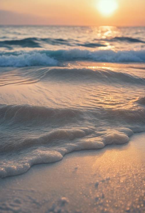Miękkie pastelowe niebieskie fale delikatnie uderzają w piaszczystą plażę o zachodzie słońca.
