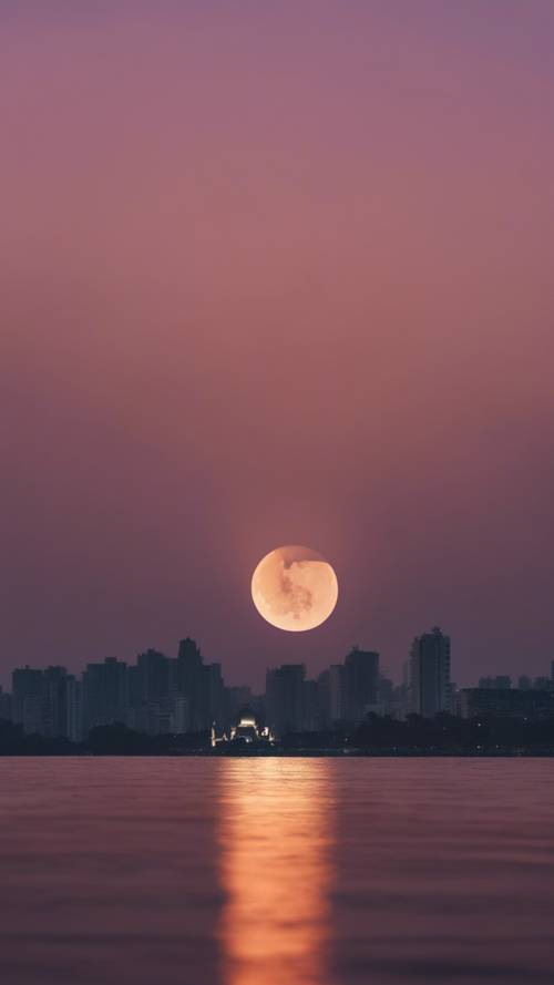 Uma bela lua crescente contra o céu crepuscular, simbolizando o início do Ramadã.