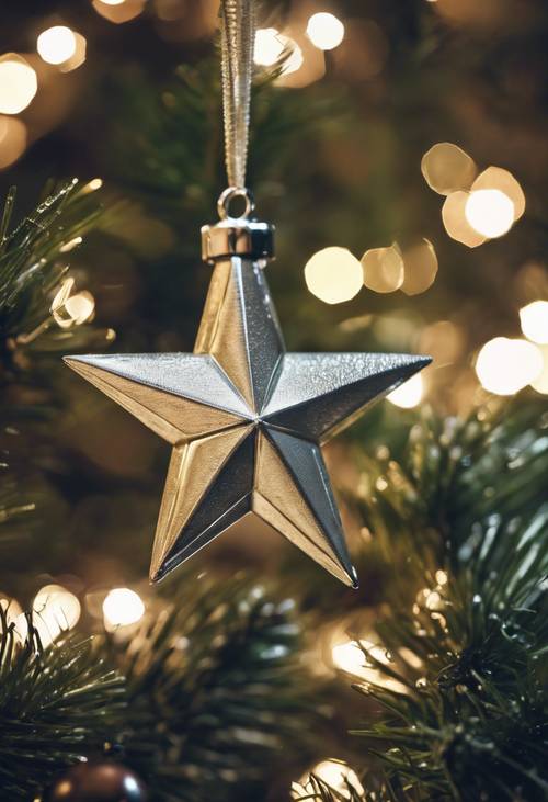 Bintang perak sederhana menghiasi bagian atas pohon Natal yang dihias dengan indah.