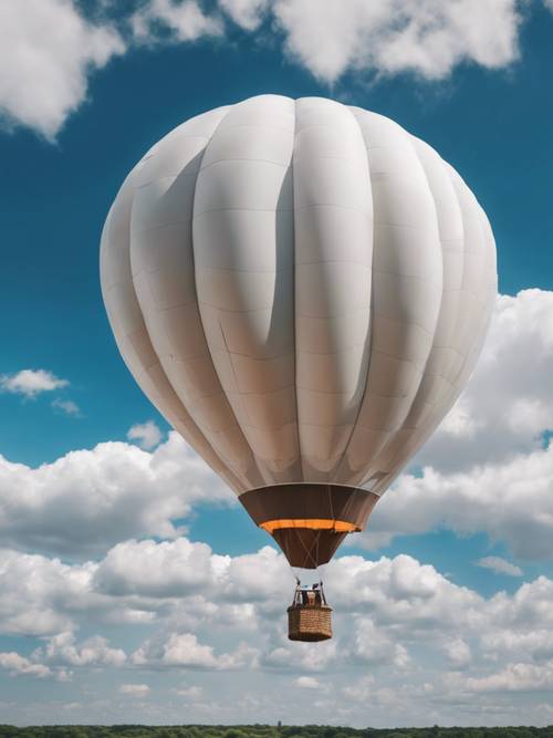 Ein einsamer Heißluftballon schwebt im blauen Himmel zwischen flauschigen, weißen Wolken.