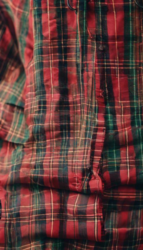 Tampilan dekat rok tartan dengan garis-garis merah dan hijau dalam pola preppy tradisional.