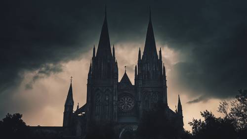 Fırtınalı bir gece gökyüzüne karşı silueti olan akıl almaz derecede güzel bir gotik katedral.