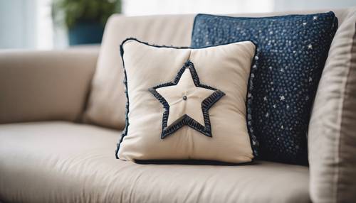 Bantal berbentuk bintang biru tua diletakkan dengan nyaman di atas sofa berwarna krem