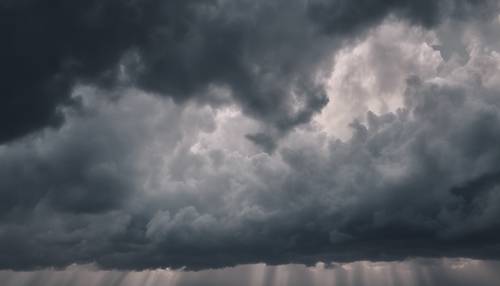 회색과 은빛 구름으로 가득 찬 어둡고 폭풍우가 치는 하늘.