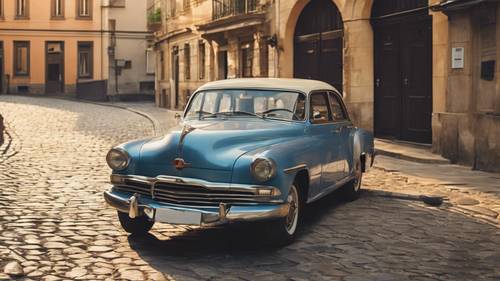 Un coche antiguo aparcado en una calle adoquinada bajo la cálida luz de la tarde.