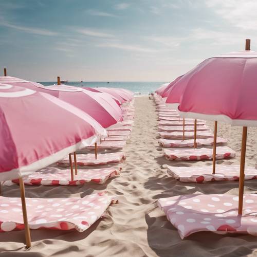 一排粉色和白色圆点沙滩伞为阳光明媚的海滩提供遮荫。