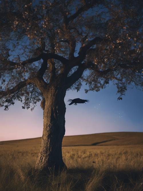 Un viejo roble en un campo, un cuervo solitario posado en una rama contra el cielo azul de medianoche.