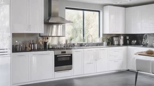 Uma cozinha branca moderna e limpa com eletrodomésticos de aço inoxidável e entrada de luz natural.