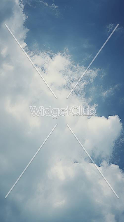 Flauschige Wolken in einem strahlend blauen Himmel