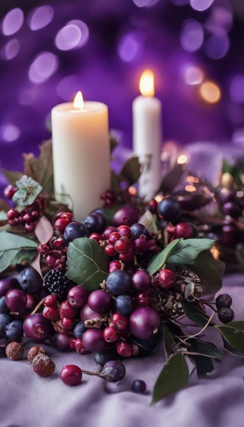 Un arreglo navideño decorativo con temática de color púrpura, bayas, hojas, velas y cinta.