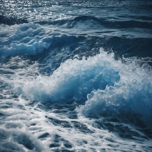 Ondas sombrías que fluyen a partir de un intenso azul real en el fondo del mar, perdiendo gradualmente intensidad a medida que alcanzan un blanco tranquilo en la superficie del mar.