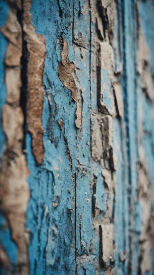 Dinding biru bertekstur terkelupas dan usang dari sebuah bangunan tua.