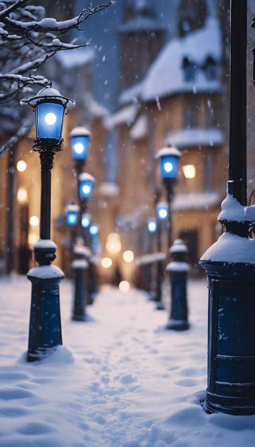 Una tranquila escena callejera navideña con linternas azules sobre un fondo nevado.