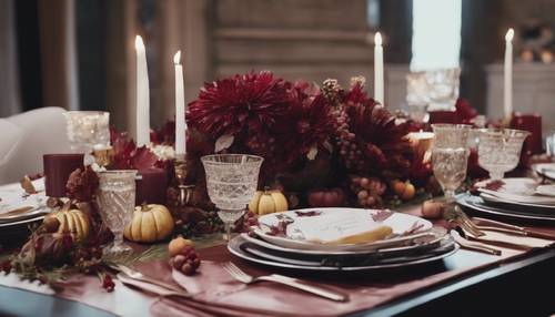 Una mesa festiva de Acción de Gracias con centros de mesa florales de color burdeos