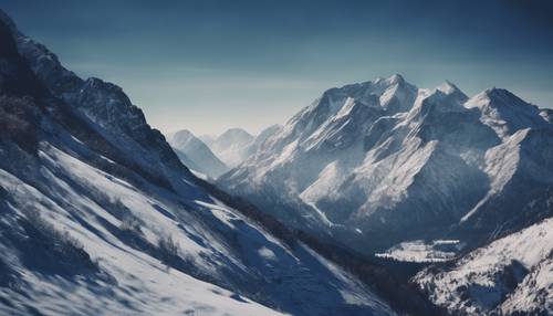冬季，带有纹理的深蓝色雄伟山脉。