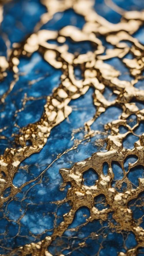 Une surface en marbre bleu brillant parsemée d&#39;un motif doré scintillant.
