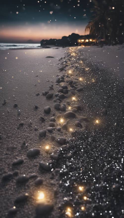 مشهد شاطئ هادئ في منتصف الليل مع بريق أسود وفضي منتشر في الرمال.