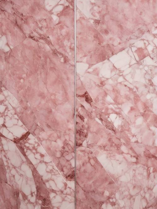 Contraste entre mármore rosa robusto e polido em um design de parede.