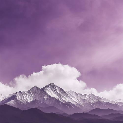 Une vue abstraite et pittoresque de montagnes violettes sous un ciel strié de nuages blancs.