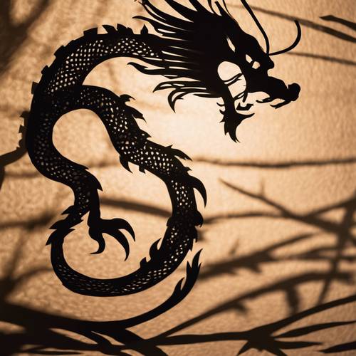 Der Schatten eines japanischen Drachen, der vom Licht einer Laterne auf einen Papierschirm geworfen wird.